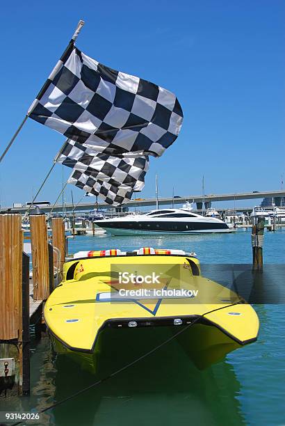 Schnellboot Mit Racing Flags Stockfoto und mehr Bilder von Miami - Miami, Segeljacht, Gelb