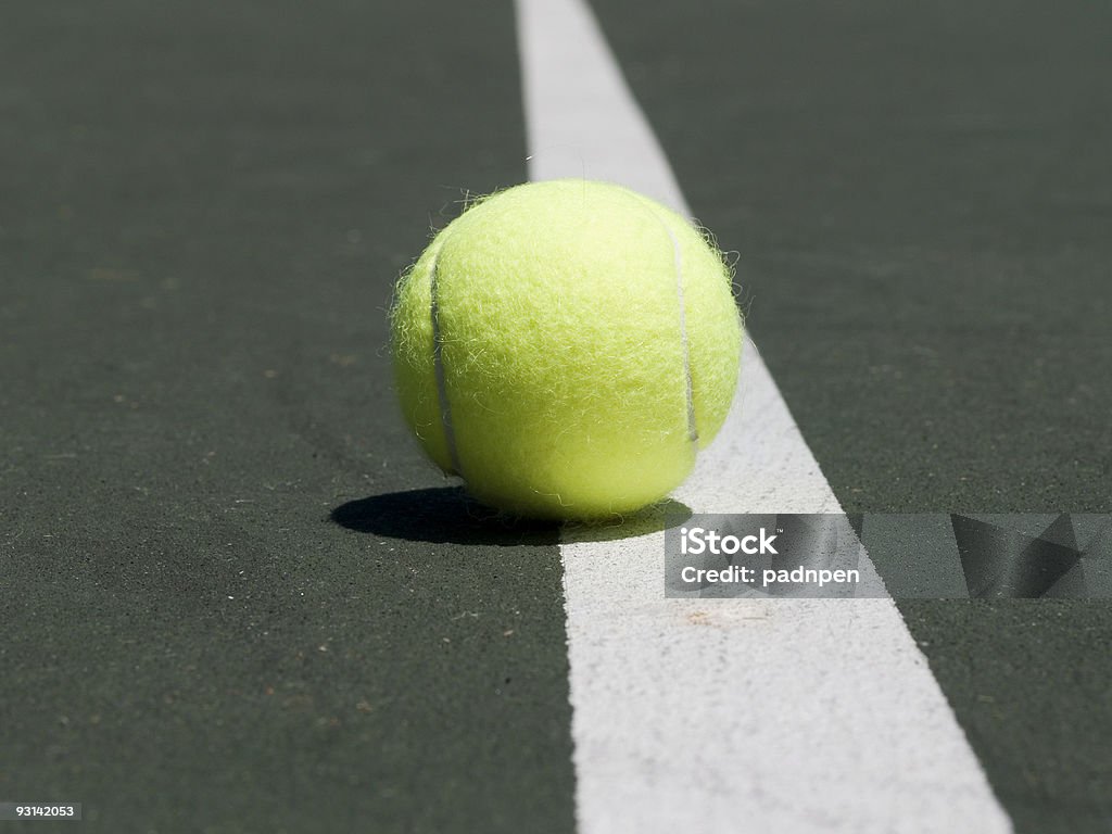 Balle de Tennis sur la ligne - Photo de Amour libre de droits