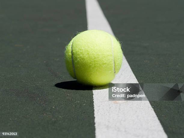 Photo libre de droit de Balle De Tennis Sur La Ligne banque d'images et plus d'images libres de droit de Amour - Amour, Balle de tennis, Balle ou ballon