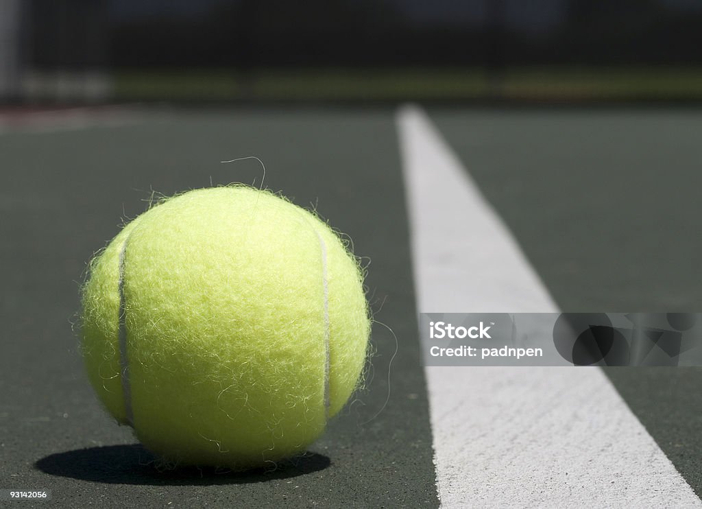 Tennis appena fuori la linea - Foto stock royalty-free di Ambientazione esterna