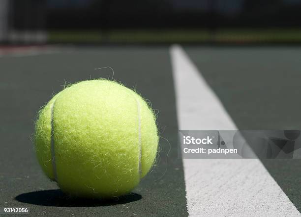 Tennis Appena Fuori La Linea - Fotografie stock e altre immagini di Ambientazione esterna - Ambientazione esterna, Ambientazione interna, Amore