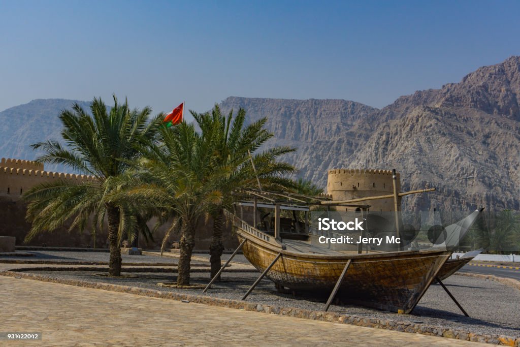 Dhau vor Khasab Fort, Oman - Lizenzfrei Oman Stock-Foto