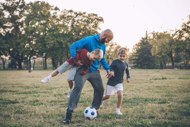 siempre cuidado y en otro - ball horizontal outdoors childhood fotografías e imágenes de stock