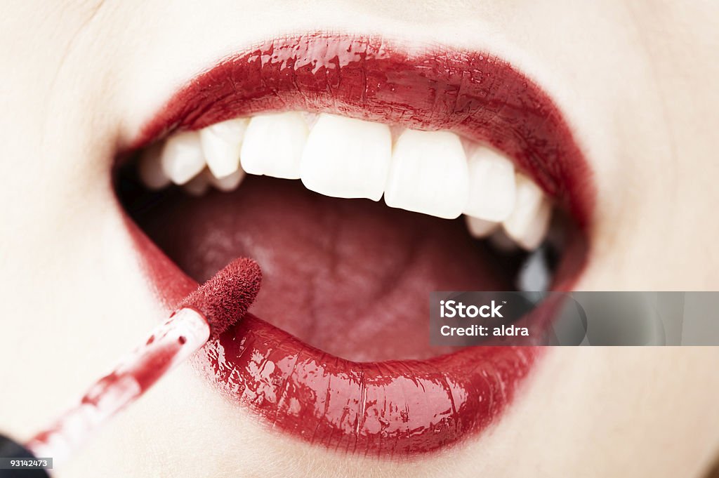 Красные губы - Стоковые фото Блестящий роялти-фри