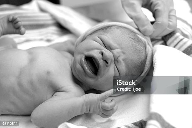 신생아를 진찰해야 Cry 분만에 대한 스톡 사진 및 기타 이미지 - 분만, 간호사, 건강관리와 의술