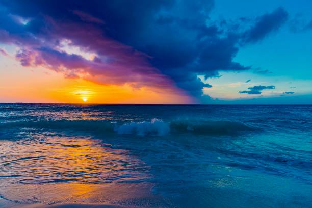 coucher de soleil sur la mer des caraïbes - sailing sailboat sunset aruba photos et images de collection