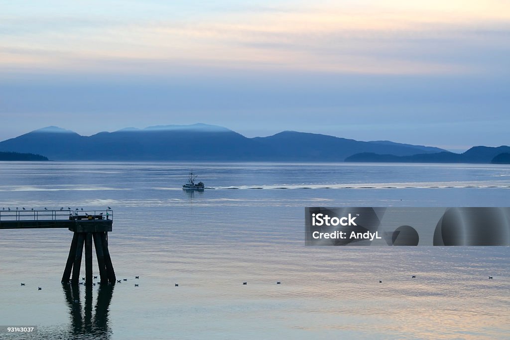 商業漁船に戻っハーバー - アラスカのロイヤリティフリーストックフォト