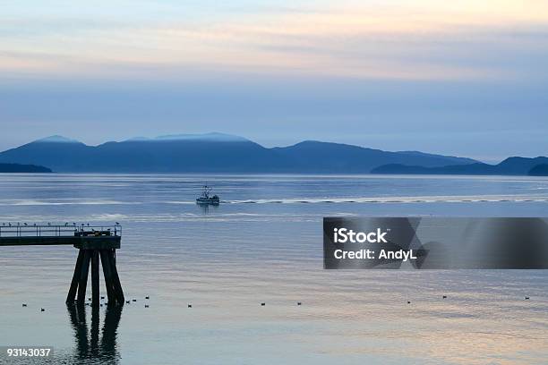 商業漁船に戻っハーバー - アラスカのストックフォトや画像を多数ご用意 - アラスカ, カラー画像, トロール船