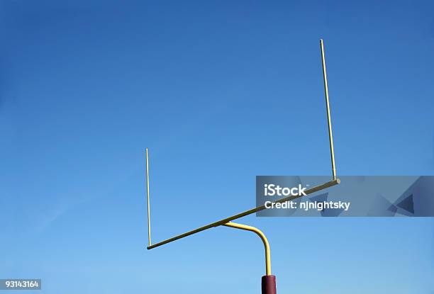 Calcio Goalpost - Fotografie stock e altre immagini di Porta del football americano - Porta del football americano, Cielo, Blu