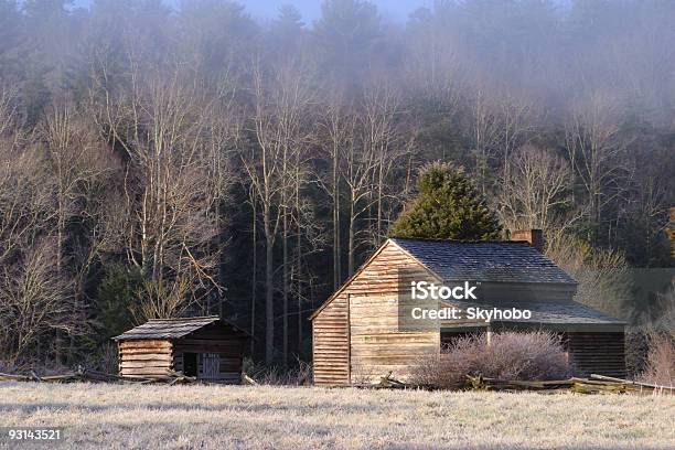 Log Cabaña Foto de stock y más banco de imágenes de Aire libre - Aire libre, Appalachia, Bosque