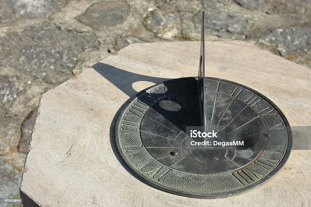 Reloj de sol sobre Pedestal - Foto de stock de Brújula libre de derechos