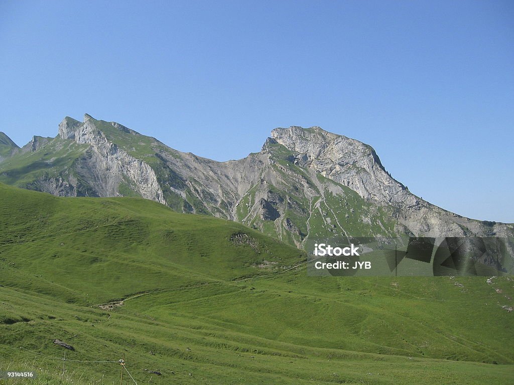 Barn na montanha - Foto de stock de Alpes europeus royalty-free