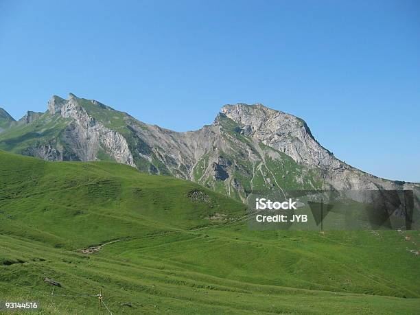 Foto de Barn Na Montanha e mais fotos de stock de Alpes europeus - Alpes europeus, Arranjar, Azul