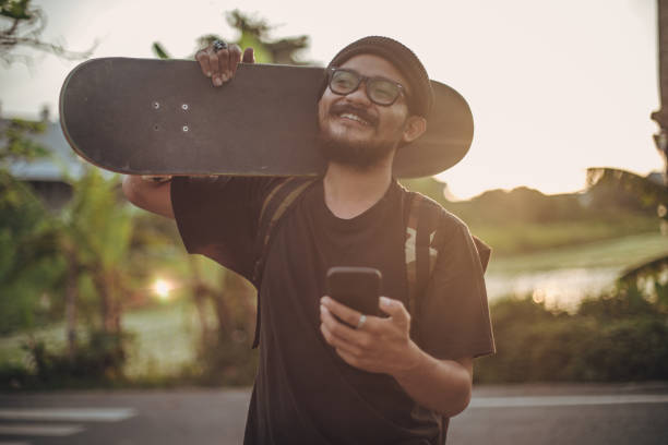 istock Skater man with phone 931445334