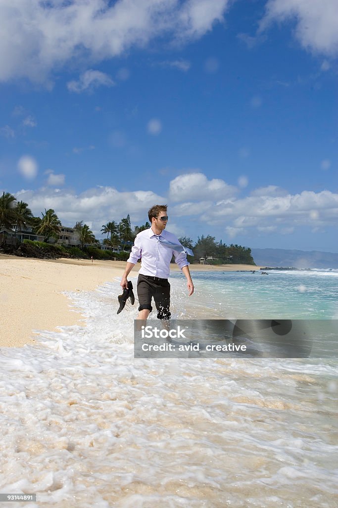 Empresário a caminhar ao longo da praia - Royalty-free 20-29 Anos Foto de stock