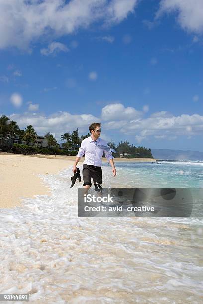 Empresário A Caminhar Ao Longo Da Praia - Fotografias de stock e mais imagens de 20-29 Anos - 20-29 Anos, 30-39 Anos, Alívio