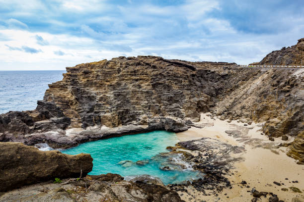 halona cove de playa en isla de oahu, hawai islas - hanauma bay hawaii islands oahu bay fotografías e imágenes de stock