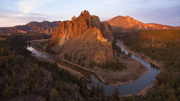 smith rock crooked river oregon state butte rocheuse - water rock landscape cliff photos et images de collection