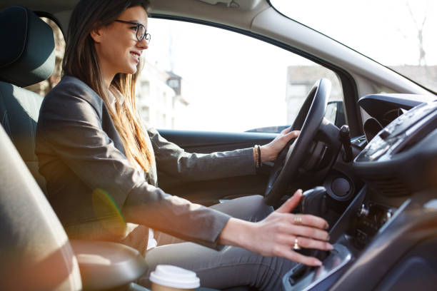 aantrekkelijke zakenvrouw autorijden - chauffeur beroep stockfoto's en -beelden