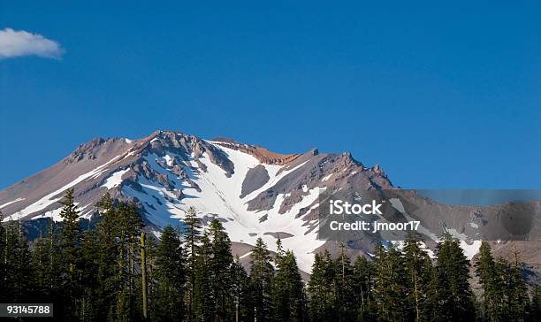 Monte Shasta - Fotografias de stock e mais imagens de Ao Ar Livre - Ao Ar Livre, Céu, Fotografia - Imagem