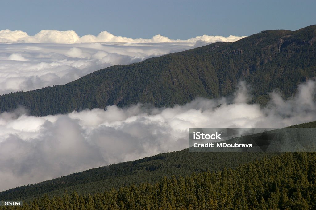 Chmury nad wzgórzami - Zbiór zdjęć royalty-free (Bez ludzi)