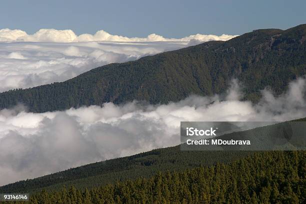 Chmury Nad Wzgórzami - zdjęcia stockowe i więcej obrazów Bez ludzi - Bez ludzi, Chmura, Do góry nogami