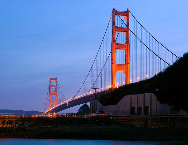 il golden gate bridge al tramonto a fort baker, sausalito. - sausalito foto e immagini stock