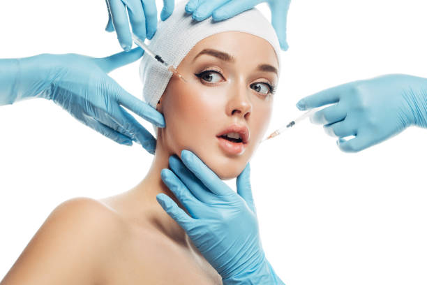 donna con iniezioni facciali - plastic beauty injecting protective glove foto e immagini stock