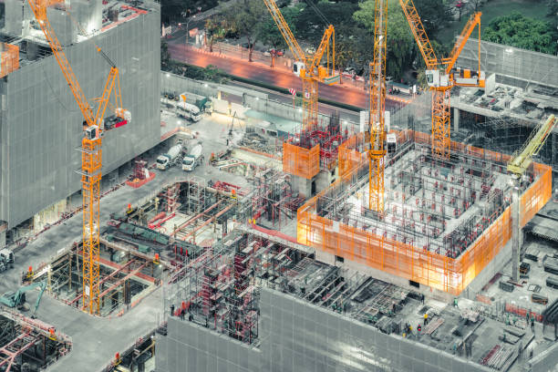 vista dall'alto di un edificio in costruzione. ingegneria civile, progetto di sviluppo industriale, infrastruttura di fondazione del seminterrato della torre o concetto di investimento immobiliare - construction frame finance development construction foto e immagini stock