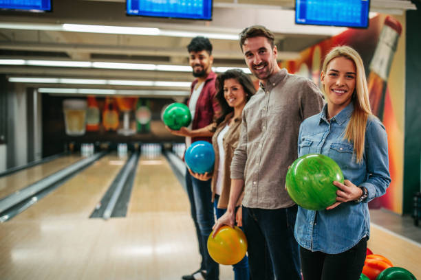 ¡estamos listos! - bowling holding bowling ball hobbies fotografías e imágenes de stock