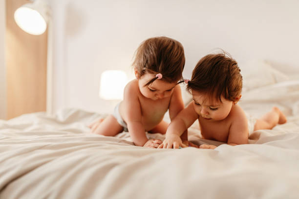 знакомство с современными технологиями - twin newborn baby baby girls стоковые фото и изображения