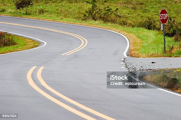 Em Estrada - Fotografias de stock e mais imagens de Curva - Forma - Curva - Forma, Entroncamento - Estrada, Estrada