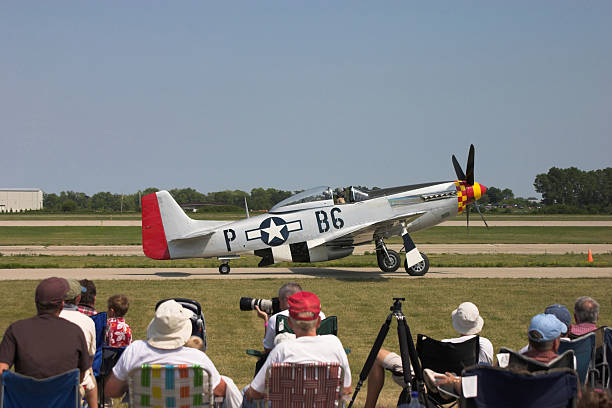 P-51 Mustang P-51 Mustang taxis onto the runway p 51 mustang stock pictures, royalty-free photos & images