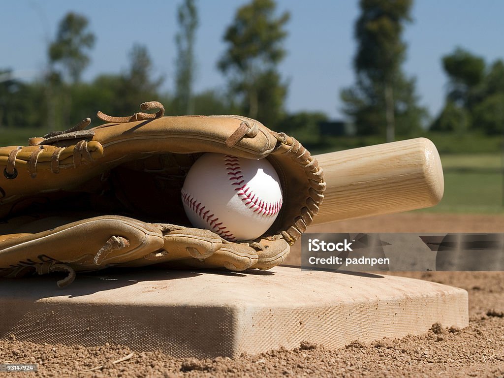 Guante de béisbol, Bat y de bola - Foto de stock de Accesorio de cabeza libre de derechos