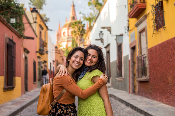 друзья, путешествующие в мексике - travel to mexico стоковые фото и изображения