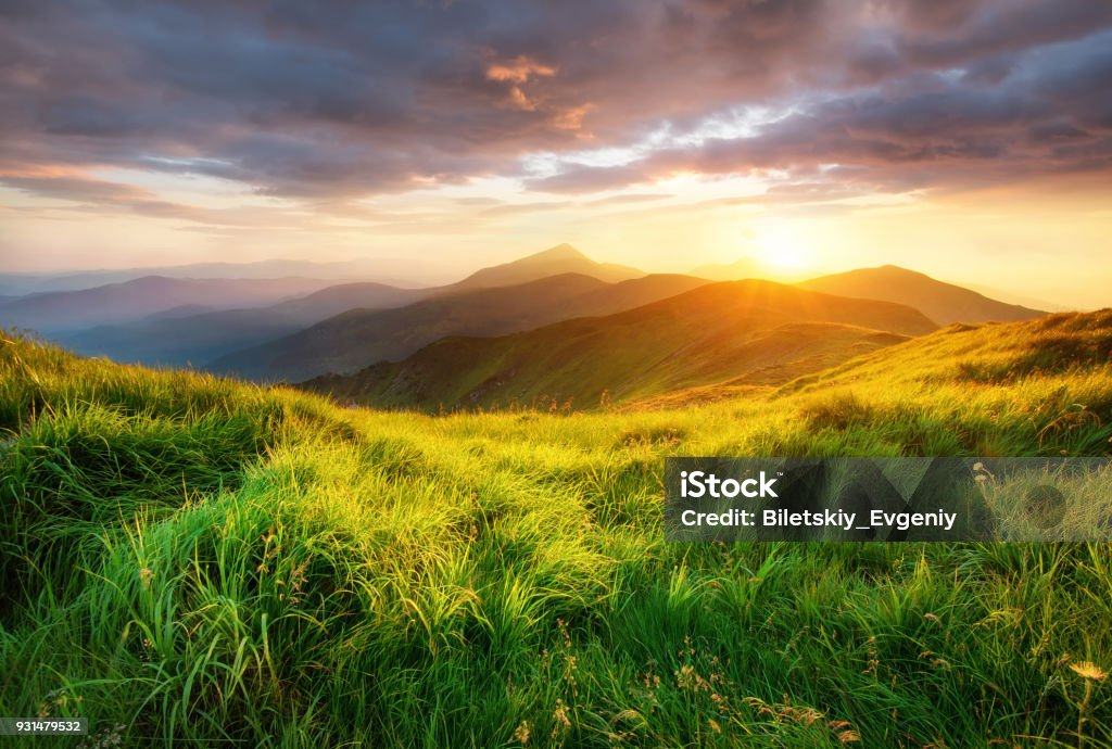 Bergtal bei Sonnenaufgang. Beutiful natürliche Kleinräumigkeit in der Sommerzeit. - Lizenzfrei Landschaft Stock-Foto