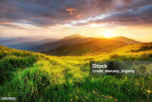 Bergtal Bei Sonnenaufgang Beutiful Natürliche Kleinräumigkeit In Der Sommerzeit Stockfoto und mehr Bilder von Landschaft