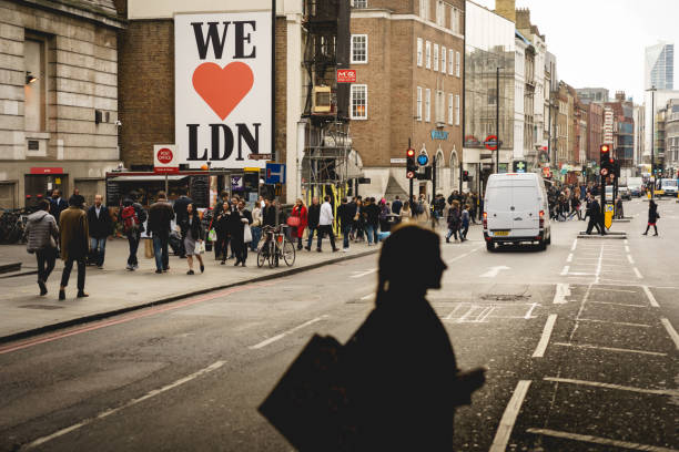 通勤やトラフィックのラッシュアワー時にロンドン橋地区自治区大通りに。 - london england on the move commuter rush hour ストックフォトと画像