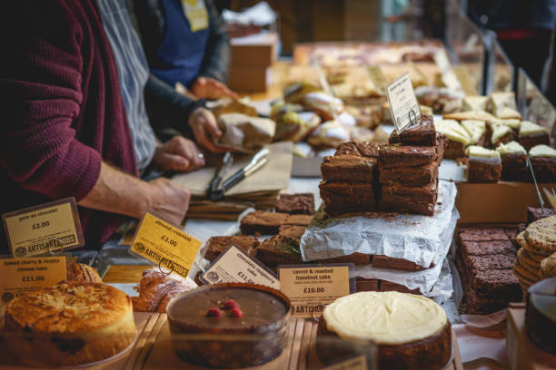 バラー マーケット ロンドン (英国) でケーキを売るパン屋さんの区画です。 - kiosk editorial traditional culture famous place ストックフォトと画像