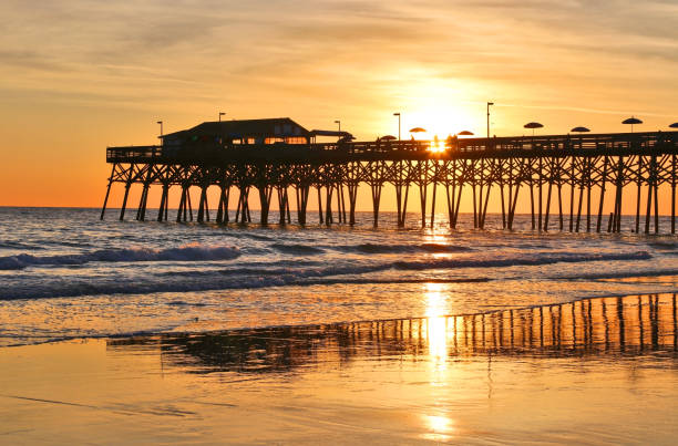 istock Early morning at the atlantic ocean beach. Vacation background. 931488078