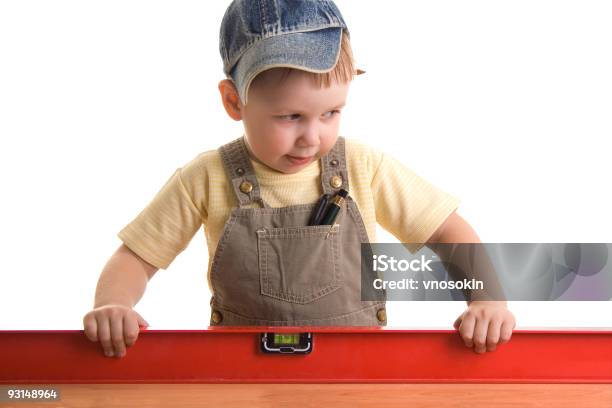 Piccolo Bambino Carpenter Controllare Livello - Fotografie stock e altre immagini di Bambino - Bambino, Costume, Imprenditore edile