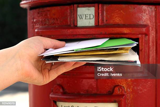ハンドポスティング多くの文字と赤の英国 Postbox - 手紙のストックフォトや画像を多数ご用意 - 手紙, 送る, メールボックス