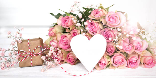 istock Mothers day gift with a heart and pink roses 931491086