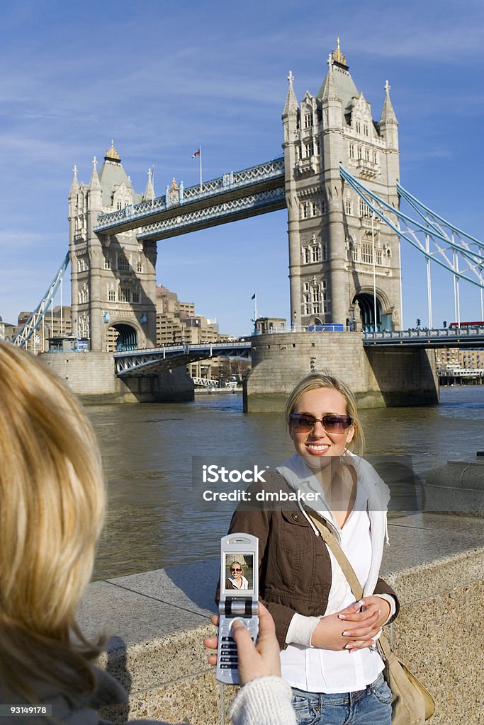 Giovane donna avendo immagine acquisita sul telefono cellulare a Londra - Foto stock royalty-free di Adulto