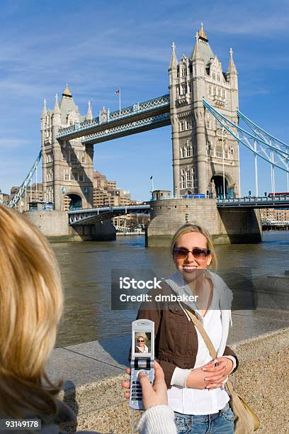 Giovane Donna Avendo Immagine Acquisita Sul Telefono Cellulare A Londra - Fotografie stock e altre immagini di Adulto