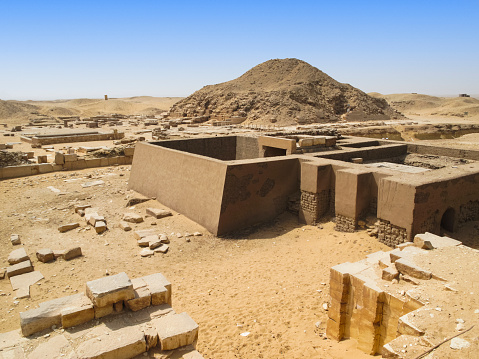 Pirámide de Unas y nuevo reino tumbas en Saqqara en Memphis, Egipto photo