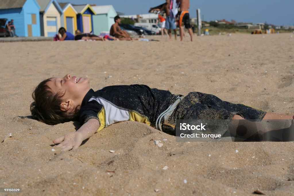 Bambino su una spiaggia - Foto stock royalty-free di Bambino