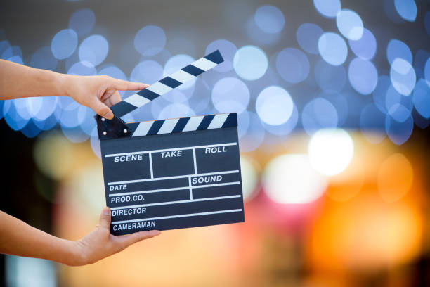 mãos de homem segurando o badalo de filme. conceito de diretor de cinema. - clapboard - fotografias e filmes do acervo