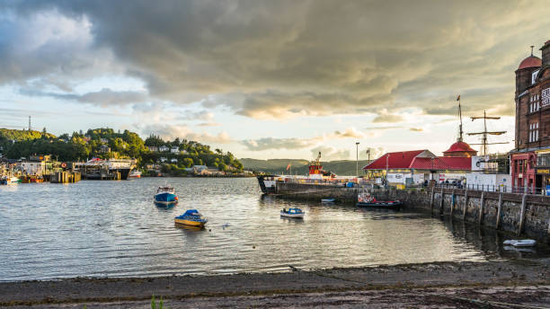 vista do sol verão cênico de oban, um famours cidade escocesa para frutos do mar e porta de entrada para outras ilhas e mull. oban, argyll, escócia, agosto de 2017 - scottish cuisine - fotografias e filmes do acervo