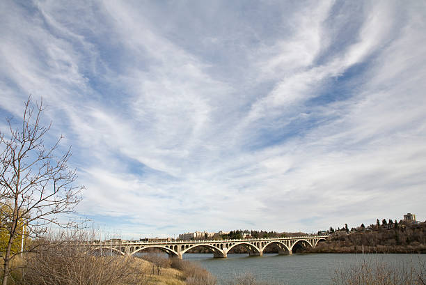 saskatoon bridge-rio south saskatchewan - saskatoon saskatchewan university canada imagens e fotografias de stock